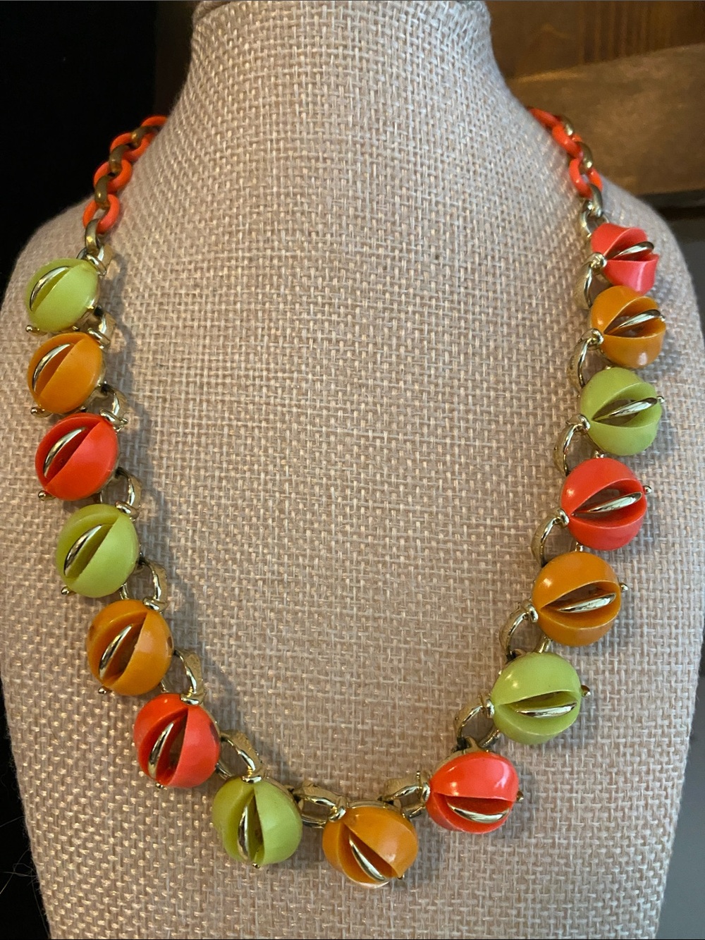VTG Lisner Vibrant Thermoset Necklace